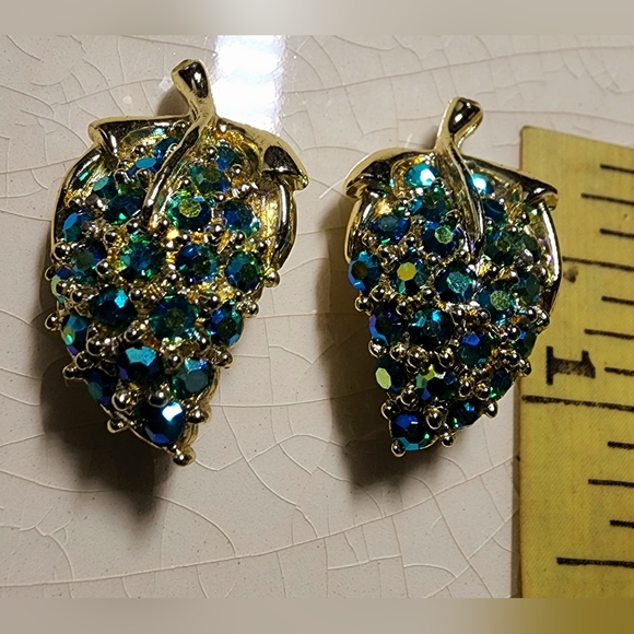 Vintage brilliant green blue Firestone Aurora Borealis grape clip on earrings - Picture 5 of 8